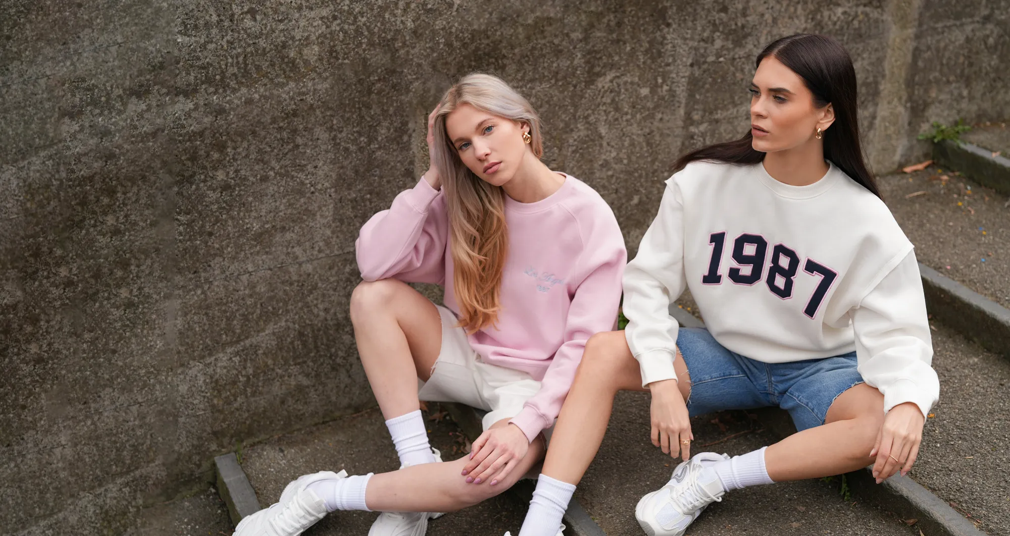 sweatshirt, pink, zwei personen, casual, denim-shorts