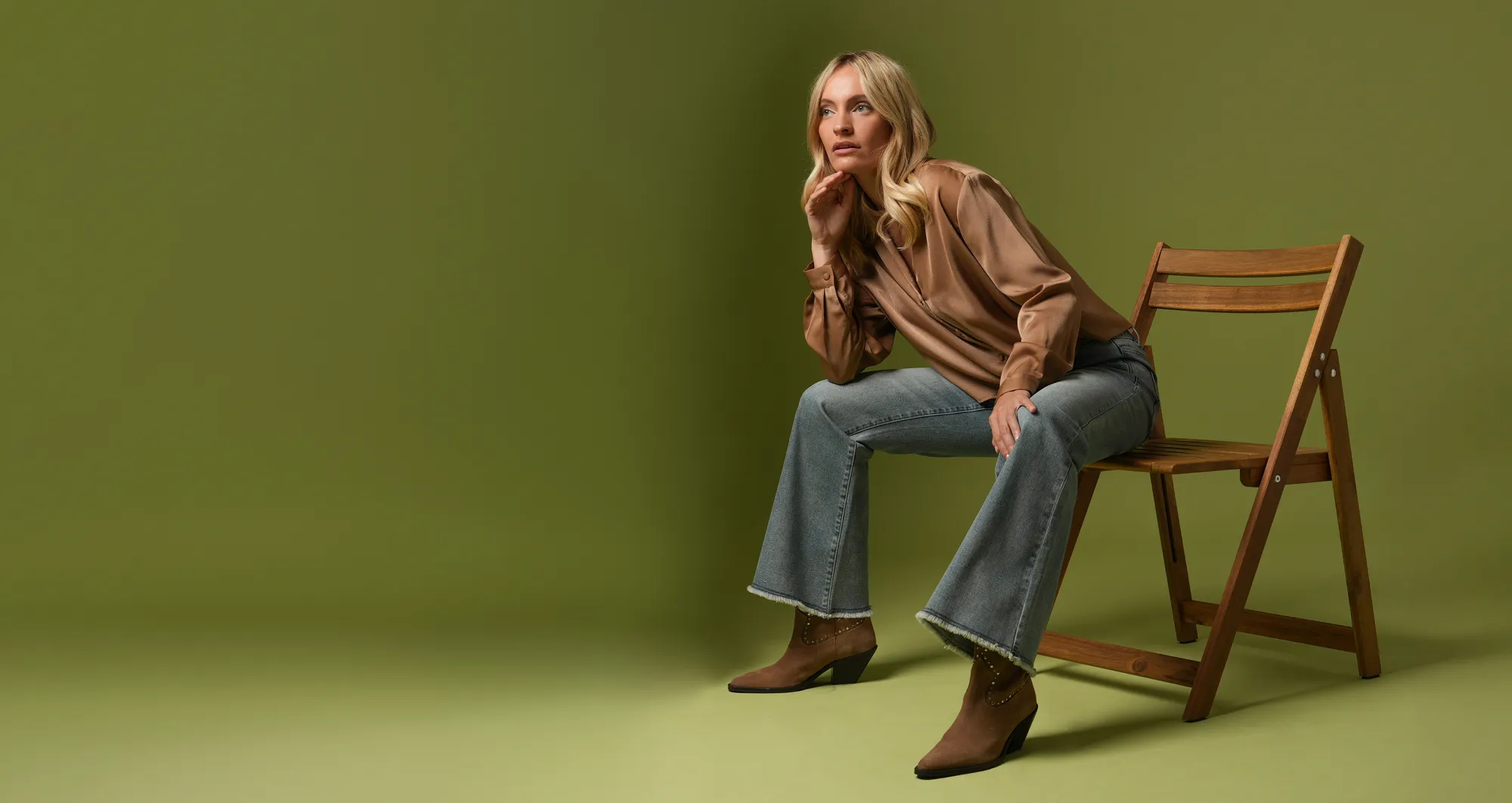 bluse, satin, braun, jeans, stiefel
