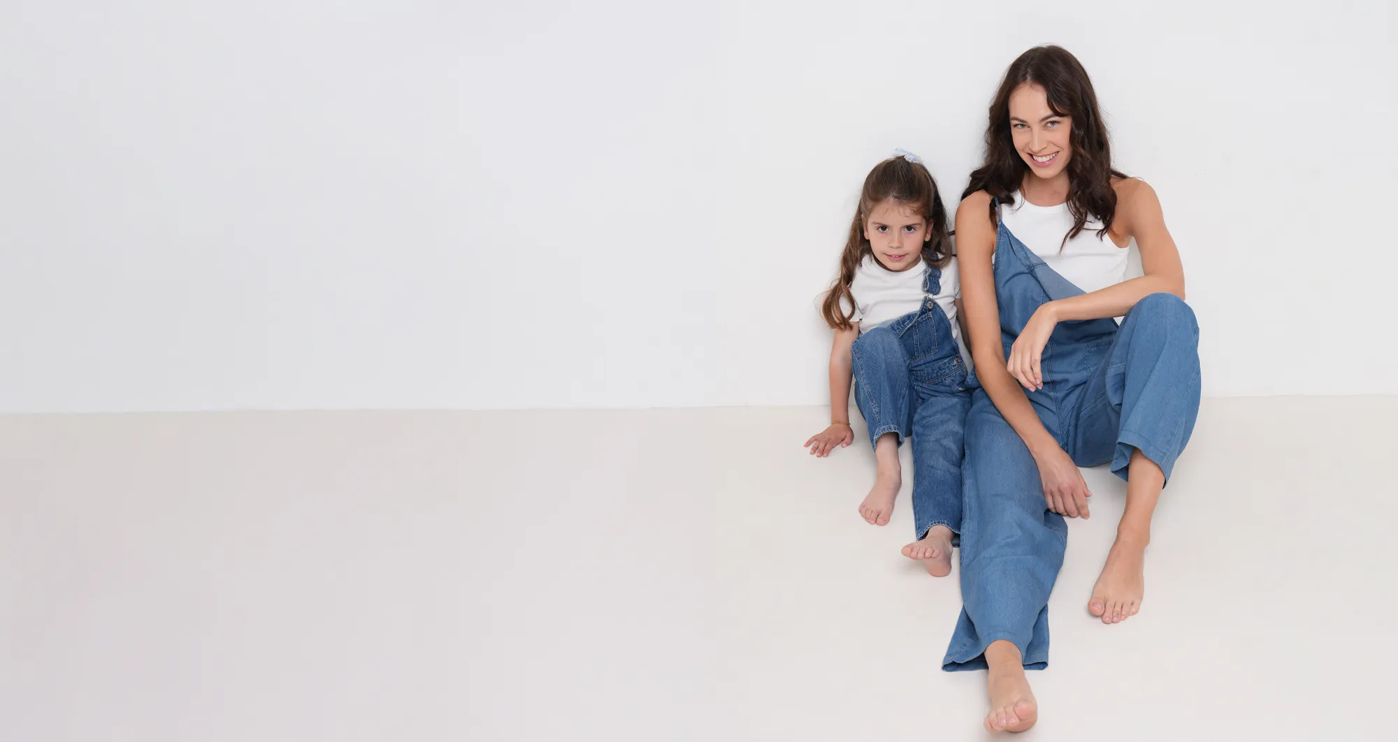 Jeans-Overalls, Denim, Hose, Weißes Oberteil, Mutter-Tochter-Duo