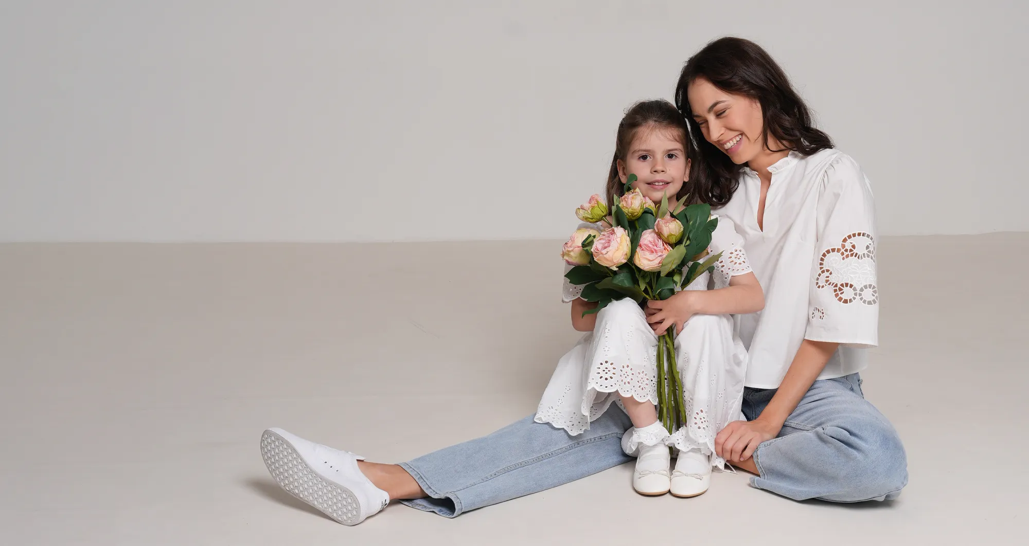 Blumenstrauß, rosa Rosen, Mutter und Kind, weißes Kleid, weiße Bluse