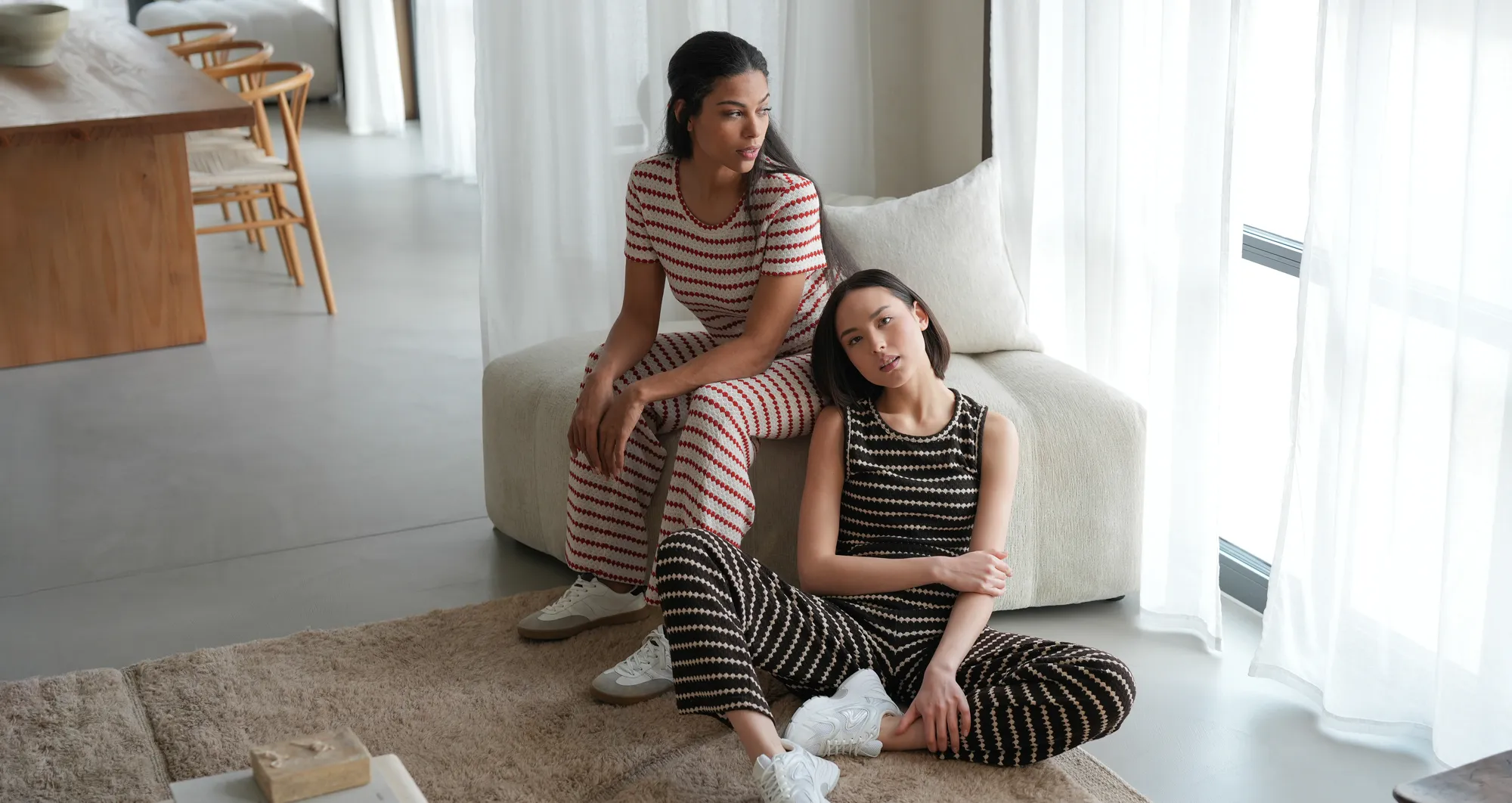 Strick-Set, Zweifarbig, Rippenmuster, Hose, Top, Knitwear, Jumpsuit, Streifen, Häkelmuster, Beige/Schwarz, Lounge, Zwillingsset, Strickmuster, Knitted fashion, Kleider-Set, Wohnzimmer-Mode, Kleidung, Rippstrick, Hose, Top, Loungewear, Strick-Set, Zweier-S