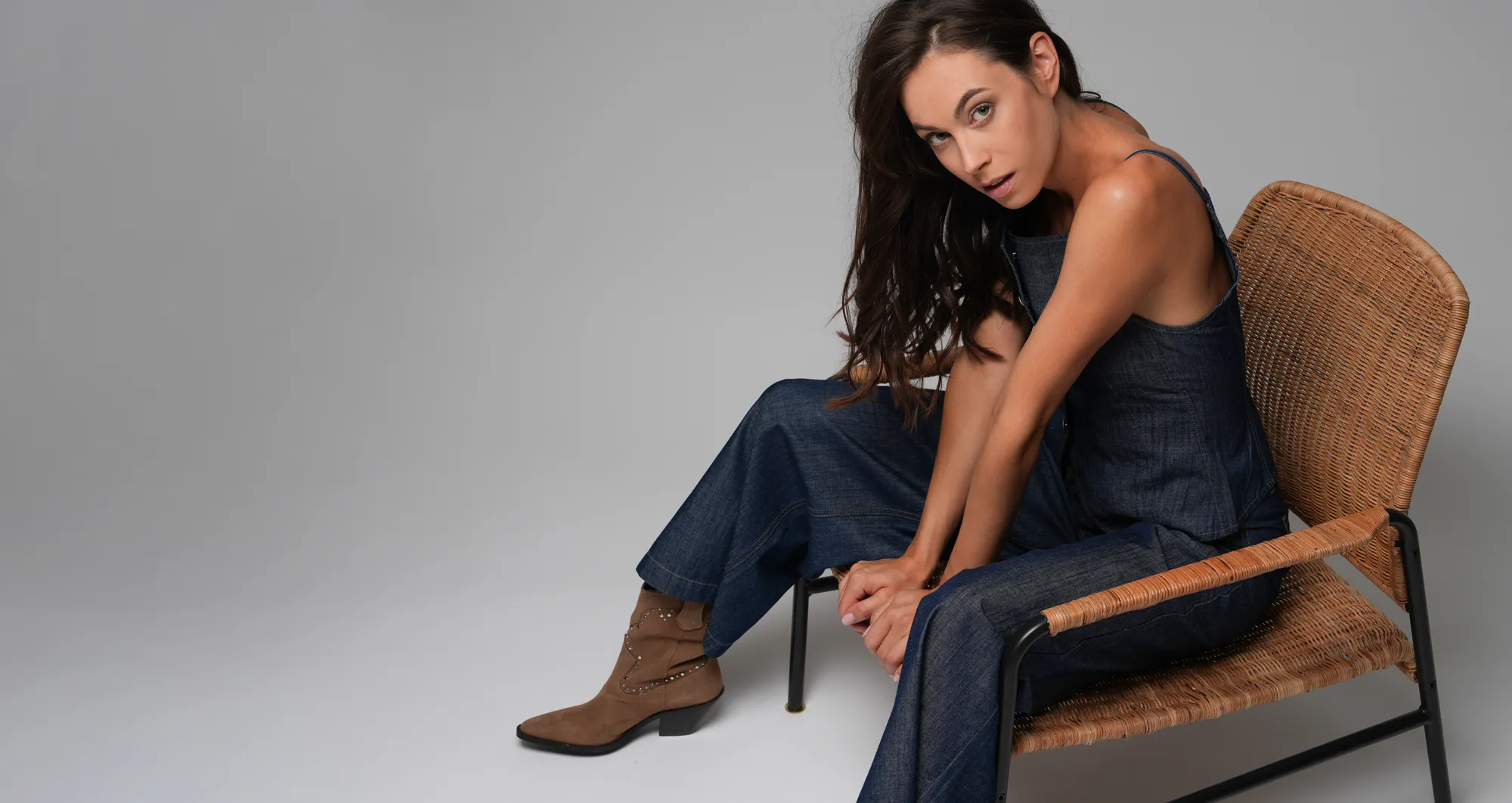 Denim, Jeans overall, Denim jumpsuit, Damenmode, Stiefel, Chairs