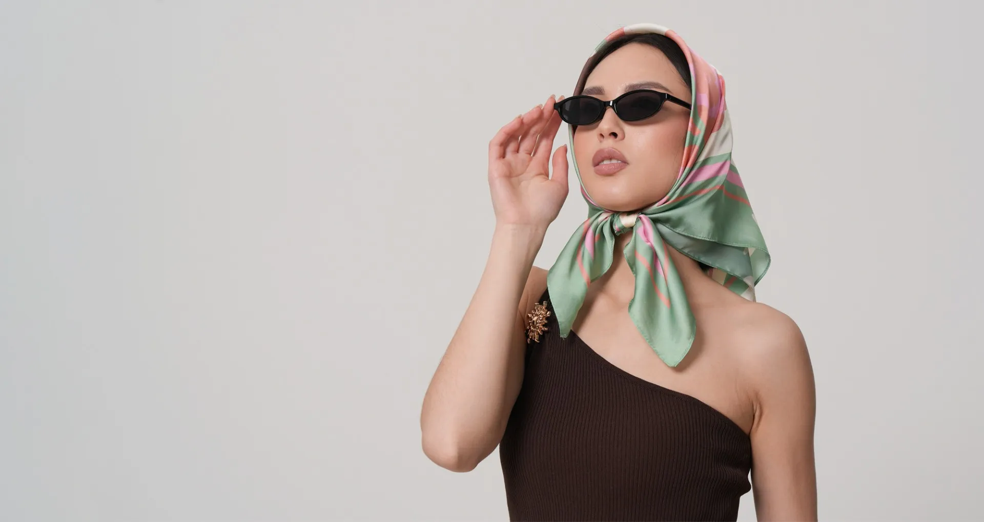 Schal, Kopfbedeckung, Kopfscarf, Schal mit Muster, Satin, Schal, Kopftuch, Sonnenbrille, Halstuch, Modeaccessoire, Sonnenbrille, Schal, Muster-Schal, Schwarz-brun?, Brosche, Schal, Haarband, Sonnenbrille, One-Shoulder-Top, Brosche, Schal, Sonnenbrille, Ko